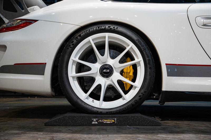 Side profile of a Porsche GT3rs resting on ALTairEGO tyre cushions